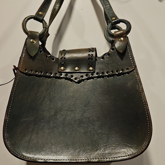 Elegant Floral Embossed Leather Shoulder Bag - Picture 3 of 4